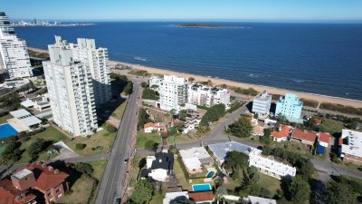 VENDE EXCELENTE CASA DE 4 DORMITORIOS EN PLAYA MANSA, PUNTA DEL ESTE 