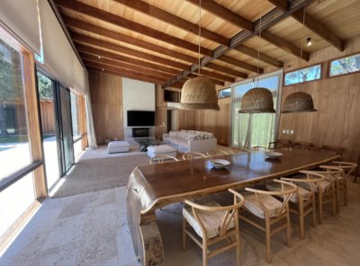 Vende casa de 5 dormitorios en Laguna Escondida.
