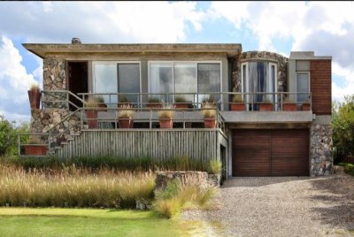 Vende en Club del Mar, casa de 5 dormitorios con piscina y parrillero.