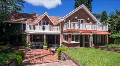 Chalet Ingles en Zona Residencial en Pinares, de 4 dormitorios.