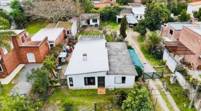 Vende casa a refaccionar con gran terreno.