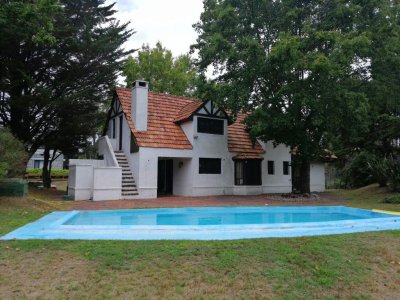 Hermosa casa de 4 dormitorios en venta en Beverly Hills