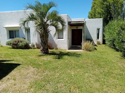 Casa en Barrio Cerrado a la Venta de 2 dormitorios , Altos de Montoya. 