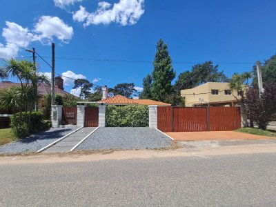 Alquiler Anual casa 3 dormitorios con pisicina en Punta del Este Zona Colegios