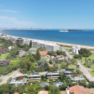 Vende casa de 4 dormitorios en Punta del Este a metros del mar