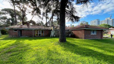 En venta Chalet de 4 dormitorios con parrillero en Mansa, Punta del Este.