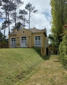 En venta de 4 dormitorios en la Barra con piscina, parrilla y jardín.