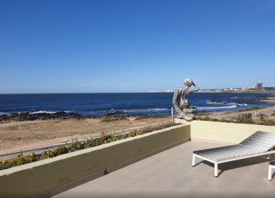 Vende casa de 4 dormitorios frente al mar en Punta del Este.