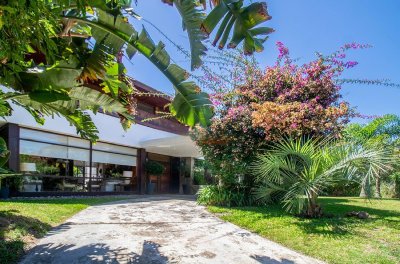Vende casa de 5 dormitorios mas dep de servicio, en Punta del Este.