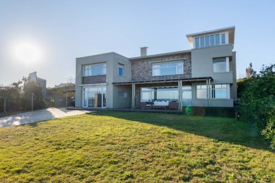 Venta de casa de 4 dormitorios en Pinares, Punta del Este. 
