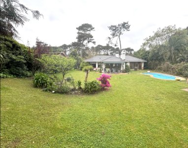 Vende casa en  Cantegril en Punta del Este de 3 dormitorios.