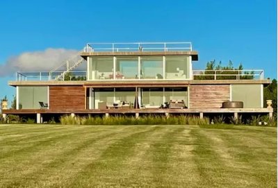 Vende casa en Laguna de los Cisnes, con hermosa vista y 3 dormitorios.