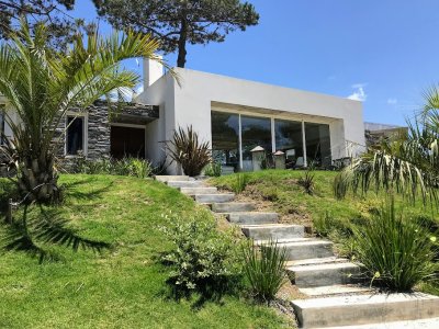 Casa en venta de 3 dormitorios con Amplio Jardín en José Ignacio