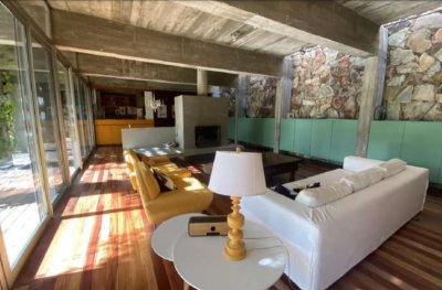 Vende casa en Barrio Arbolada de 4 suites, Punta del Este