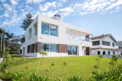 Se vende casa de 5 dormitorios en San Rafael Punta del Este.