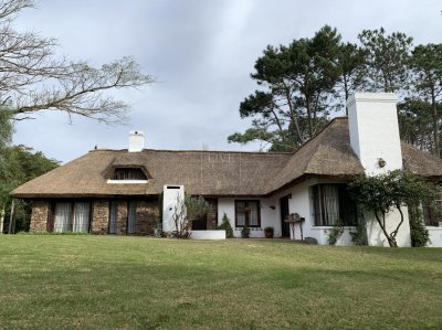 Alquila casa de 3 dormitorios en Golf, con jardin.