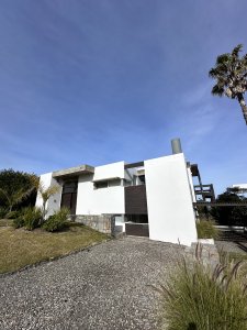 Casa en venta estilo minimalista a 300 mts del mar, El chorro.