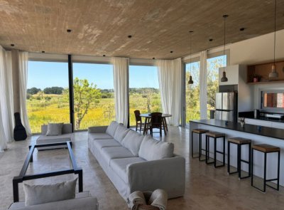 Vende casa en Laguna Escondida en 4 dormitorios.