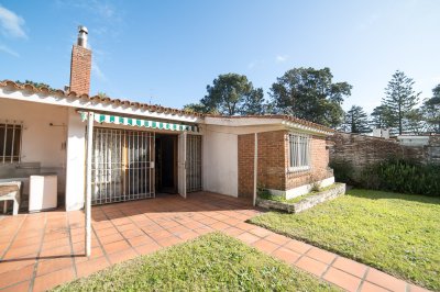 Vende casa de 4 dormitorios en Punta del Este, Cantegril.