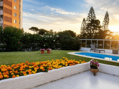 Casa de 5 dormitorios,  con piscina y parrillero en Mansa, Punta del Este 