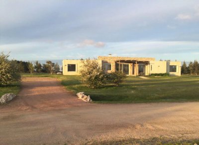En venta y alquiler casa en Camino Eguzquiza ? La Barra de 3 dormitorios.