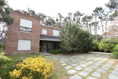 Vende Casa de 4 dormitorios en Laguna Blanca – Estilo, Espacio y Naturaleza en La Barra
