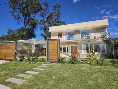 Vende casa de 4 dormitorios en Barrio Marly, Punta del Este.