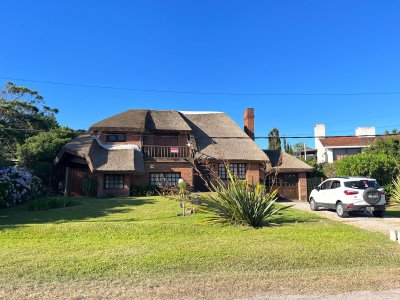 Hermosa cabaña de 4 dormitorios en venta a metros de Playa Mansa, Punta del Este