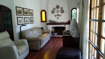 Se vende casa en Playa Mansa de 4 dormitorios próxima al mar. Con piscina y garaje 