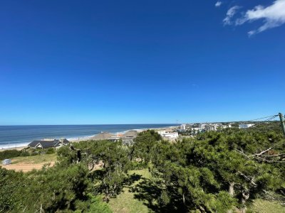 En venta casa frente al mar de 3 dormitorios, en El Chorro- Manantiales, con piscina.