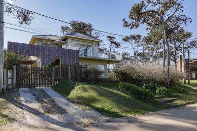 Casa de 6 dormitorios en venta proximo al mar, Montoya
