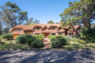 Vende espectacular casa en Beverly Hills - Punta del Este de 2 plantas con piscina, parrillero