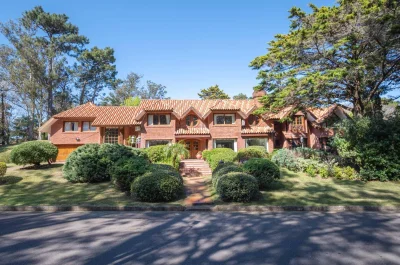 Vende espectacular casa en Beverly Hills - Punta del Este de 2 plantas con piscina, parrillero