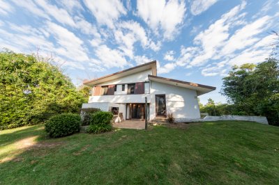 Casa en Venta en Pinares ? Punta del Este de 4 dormitorios Confort, amplitud y entorno natural a solo metros del mar