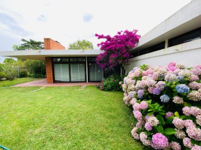 Hermosa casa en zona de Playa Mansa de 3 dormitorios