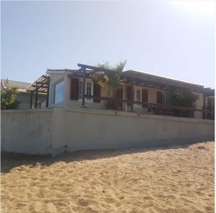 Venta  de  Casa de 4  dormitorios y  3  baños en  La  Paloma, sobre  la  playa  a solo 5 metros del mar.