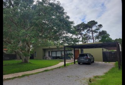 Vende casa con parrillero y piscina de 3 dormitorios en Beverly Hills