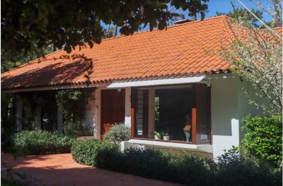 Vende casa en playa brava, Punta del Este de 5 dormitorios 