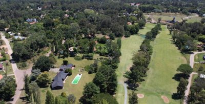 En venta casa de 4 dormitorios, con agradable entorno en Golf, Punta del Este.