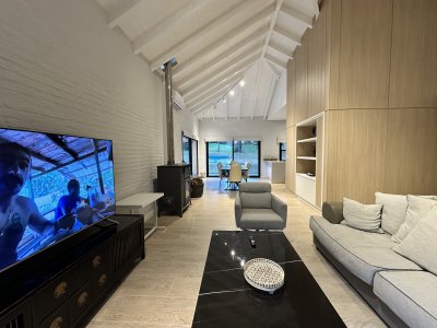 Vende casa de 3 dormitorios con fondo al Club de Golf, Punta Ballena