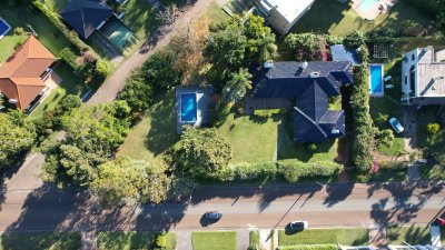 Espectacular casa en Playa Mansa, a metros del mar. Punta del Este