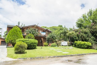 Casa en venta de gran tamaño ubicada en zona de Beverly Hills
