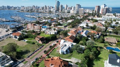 Chalet en venta con vista al mar en casco histórico de la Península. 