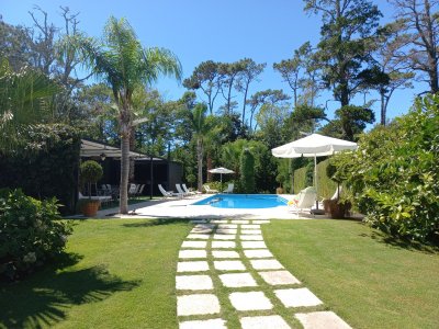 Hersomo Chalet de 5 dormitorios en venta en zona residencial