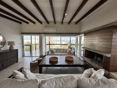Casa en venta estilo minimalista a 300 mts del mar, El chorro.