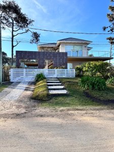 Casa de 6 dormitorios en venta proximo al mar, Montoya