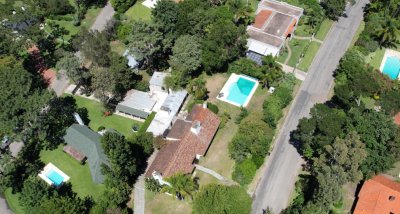 En venta casa en Barrio Golf, Punta del Este de 6 dormitorios.