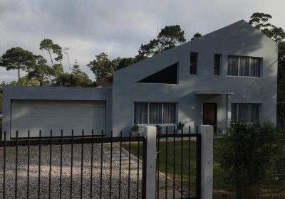 Casa de 3 dormitorios en venta en Pinares. 