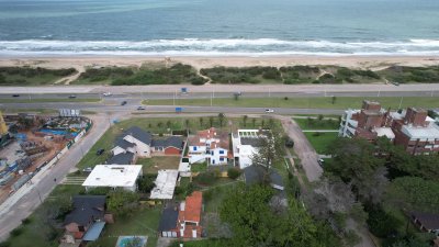 Importante residencia frente al mar en venta.