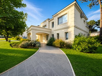 Boulevard Park, Casa de 4 dormitaros con Piscina en VENTA .